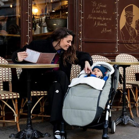 Chanceliere poussette gris bebe avec maman