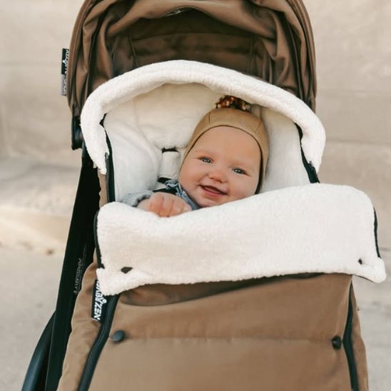 Chanceliere poussette marron bebe sourit